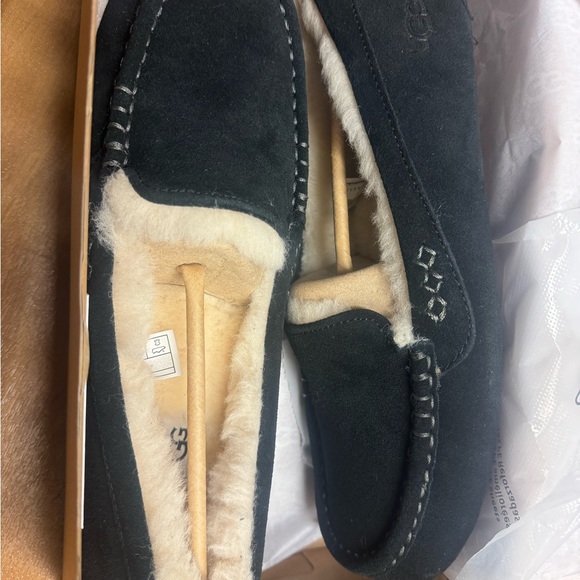 Hello, it is a men's shoe, size 11, new, never used, from the ugg brand. - Picture 9 of 11